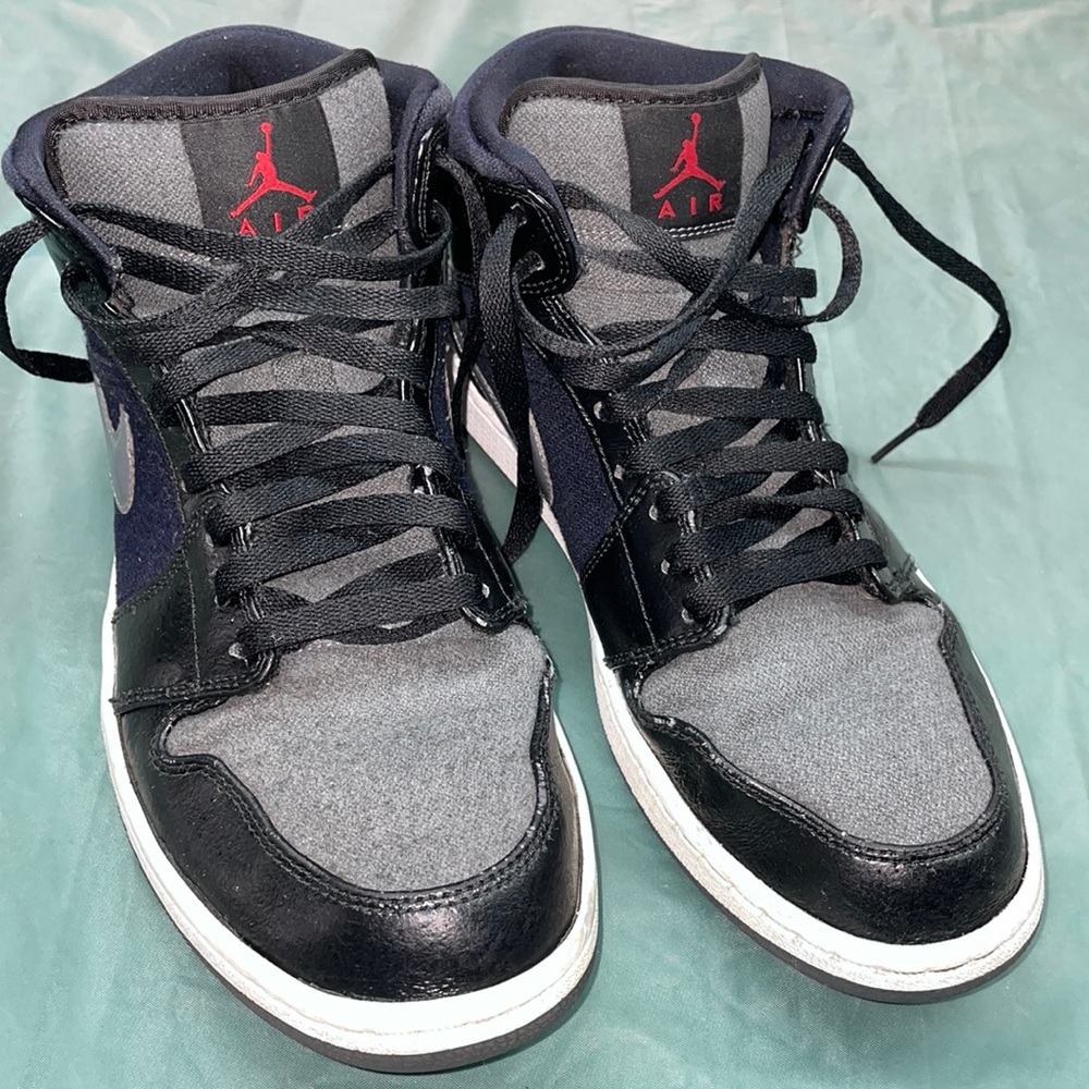 Black Jordan 1’s